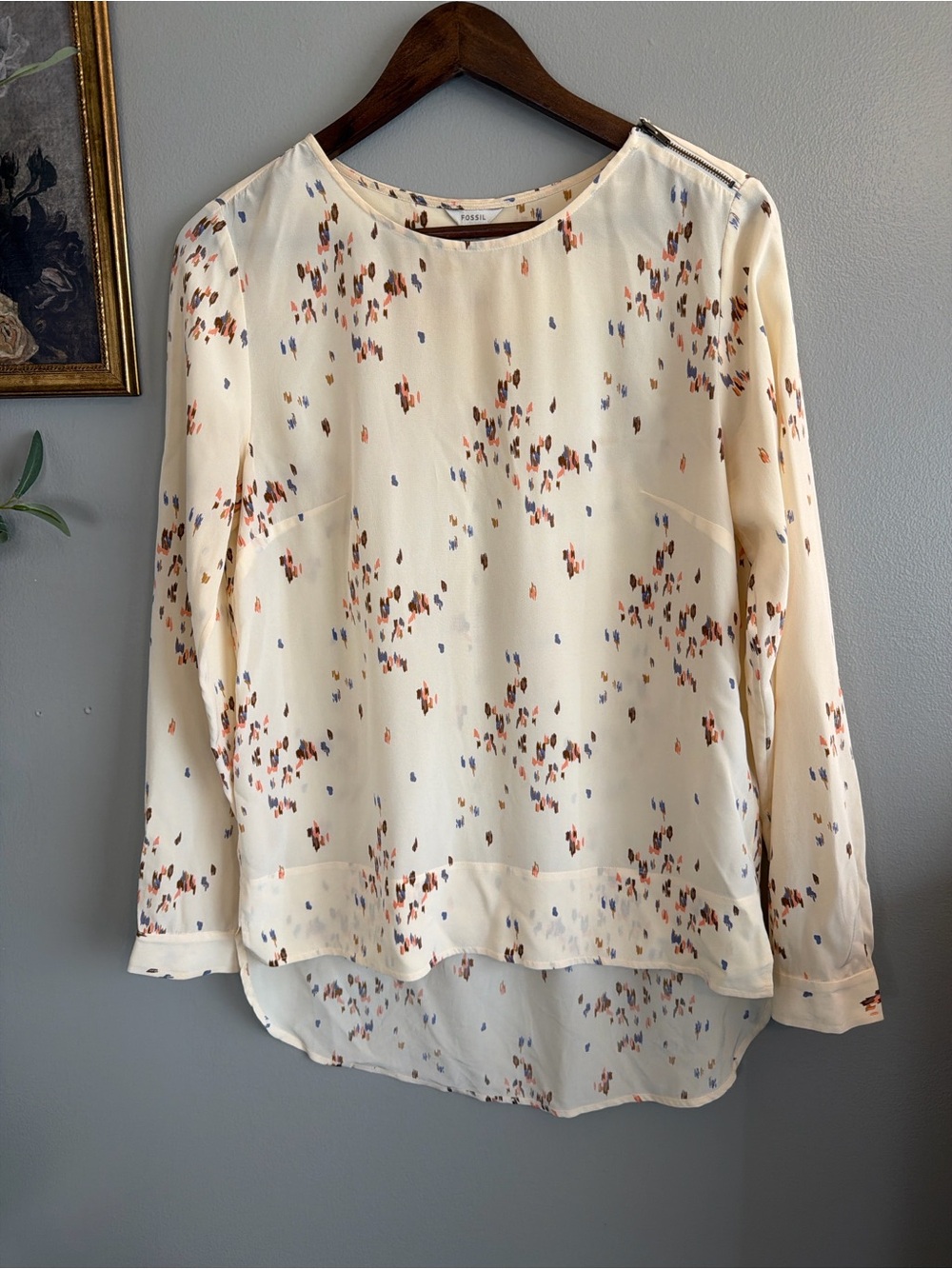 Fossil 100% Silk Blouse Size Small Cream Abstract Print Hi Low Hem - Picture 2 of 9